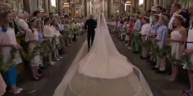 Madeleine mit Traumkleid vor Traualtar