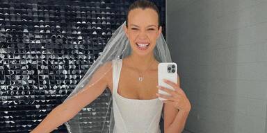 Josephine Skriver: Hochzeit im Mini-Kleid & Sneaker