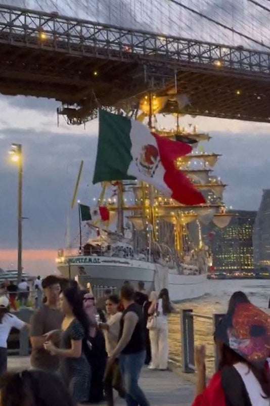 Schiffsunfall bei der Brooklyn Bridge