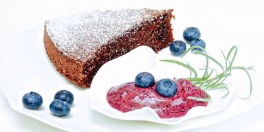 Brownietorte mit Heidelbeereis