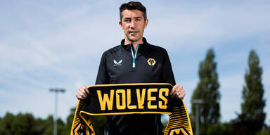 Wolverhampton-Coach Bruno Lage bei seiner Pr&auml;sentation mit einem Fan-Schal