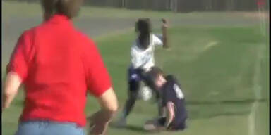 Brutal: Fußballerin verprügelt Gegnerin