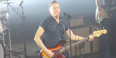 Bryan Adams lie&szlig; 11.000 Fans in Wien ausflippen