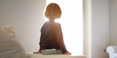 Bub st&uuml;rzt aus Fenster