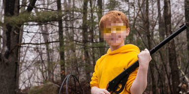 Bub (11)  schie&szlig;t  auf Radlerin