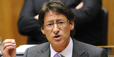 Bucher will Antworten von Pr&ouml;ll