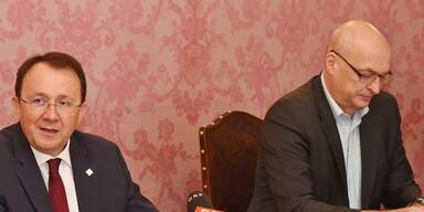 B&uuml;rgermeister Matthias Stadler und der Leiter der Finanzverwaltung Thomas Wolfsberger pr&auml;sentierten im Rahmen eines Pressegespr&auml;chs im Rathaus den Voranschlag der Stadt f&uuml;r 2026.