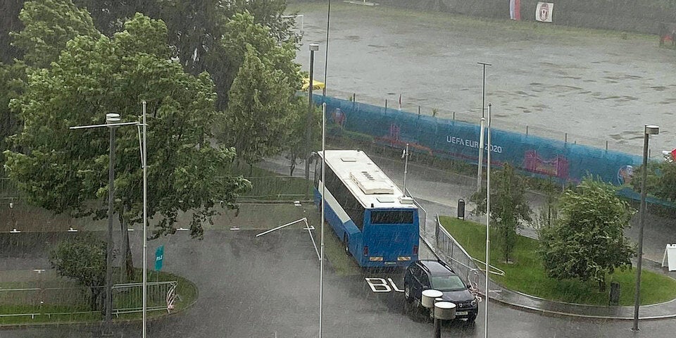 Regen-Chaos in Bukarest bremst Team