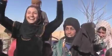Video: Überglückliche Frauen zünden Burka an