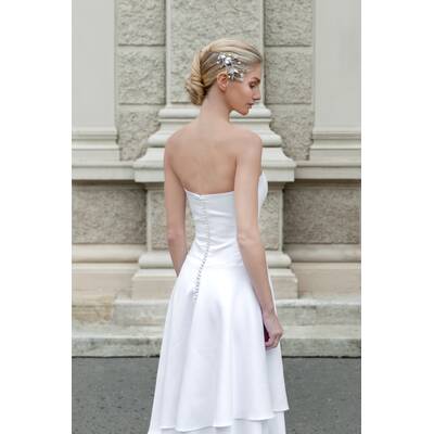 Mit zartem Haarschmuck wird die Frisur perfekt.