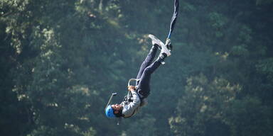 Eine Person beim Bungee Jumping
