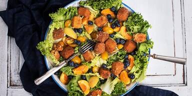 Bunter Sommersalat mit gebackenen K&auml;sew&uuml;rfeln