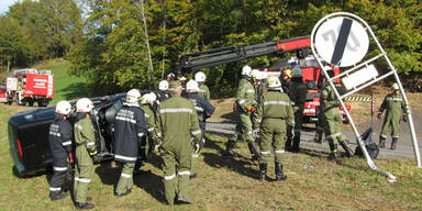 Frau bei Unfall eingeklemmt - von Helfer befreit