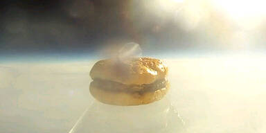 Das ist der 1. Burger im Weltall