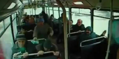 Innenaufnahme: Bus von LKW gerammt