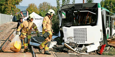 Bus und Zug kollidieren: 1 Tote, 10 Verletzte