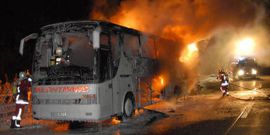 Reisebus auf der A21 ausgebrannt