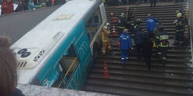 Bus rast in Moskau in Menschenmenge