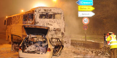 Taxi rammt Bus: Eine Tote