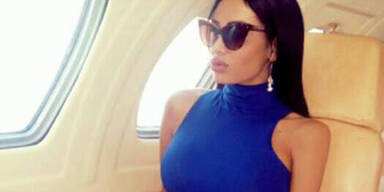 Neymar lässt Busenwunder einfliegen