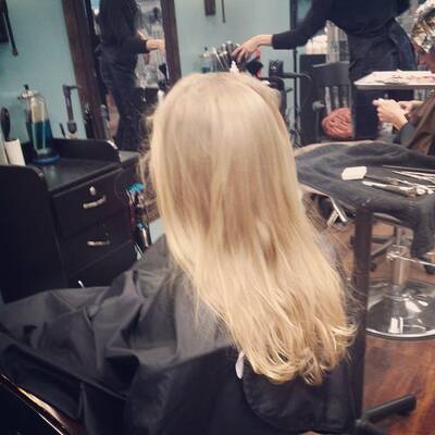 3 Jährige schneidet Haare aus Solidarität