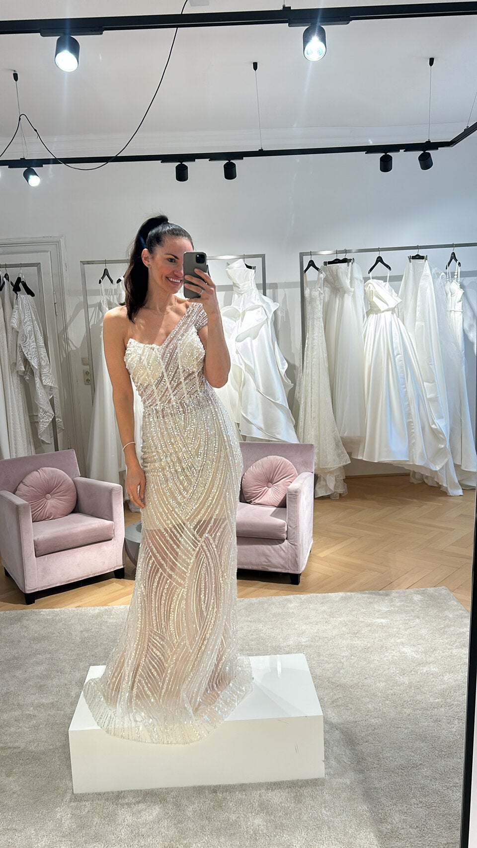 Tanja Duhovich trägt eine transparente Robe von Moondress.