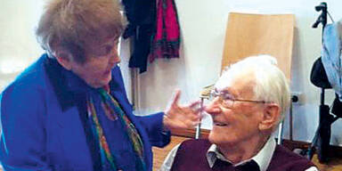 KZ-&Uuml;berlebende  umarmt SS-Mann