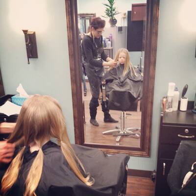 3 Jährige schneidet Haare aus Solidarität