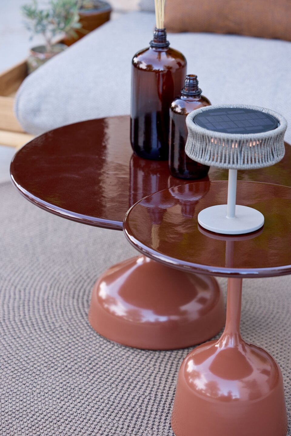 Lebendiger Look. Die glänzenden Glaze-Tische bringen eine verspielte Note nach draußen. cane-line.de