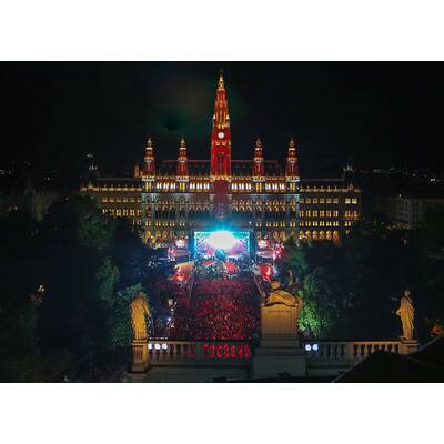 Stars und glamouröse Kostüme am Life Ball