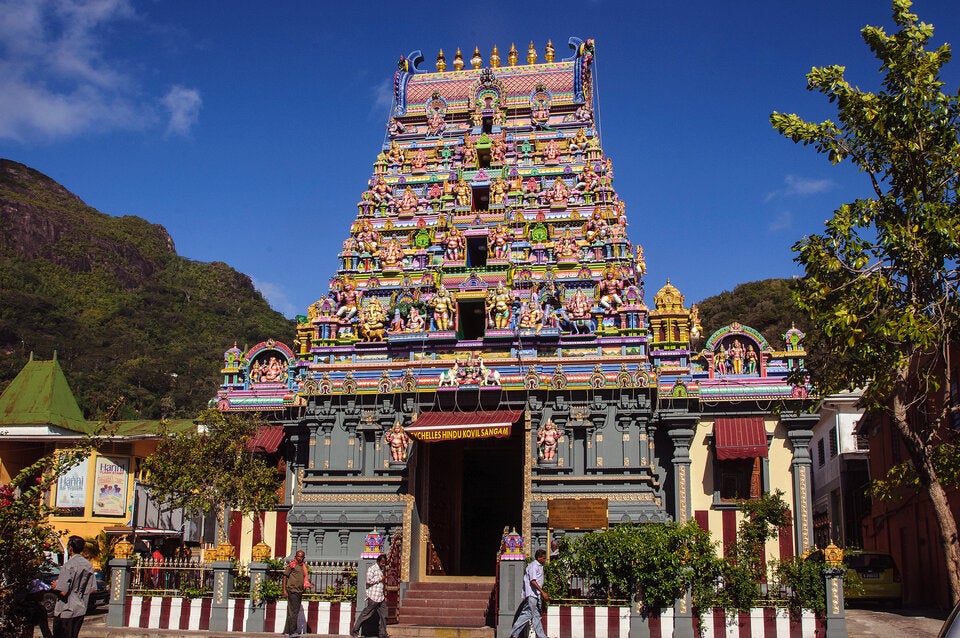 Hindu-Tempel. Victoria, die einzige Stadt der Inselgruppe, zeigt einen bunten Stilmix.