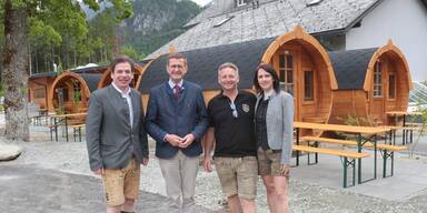 v.l.: Bgm. Klaus Aitzetmüller, LR Markus Achleitner, Christian und Andrea Schrems