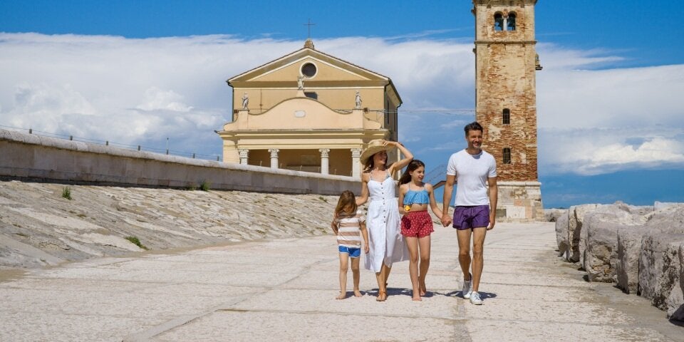 Familie spaziert Caorle Veneto