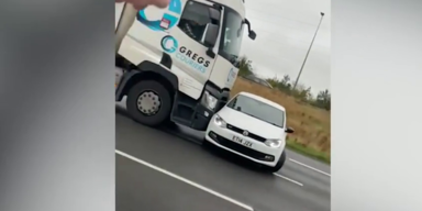 LKW schiebt Auto vor sich her