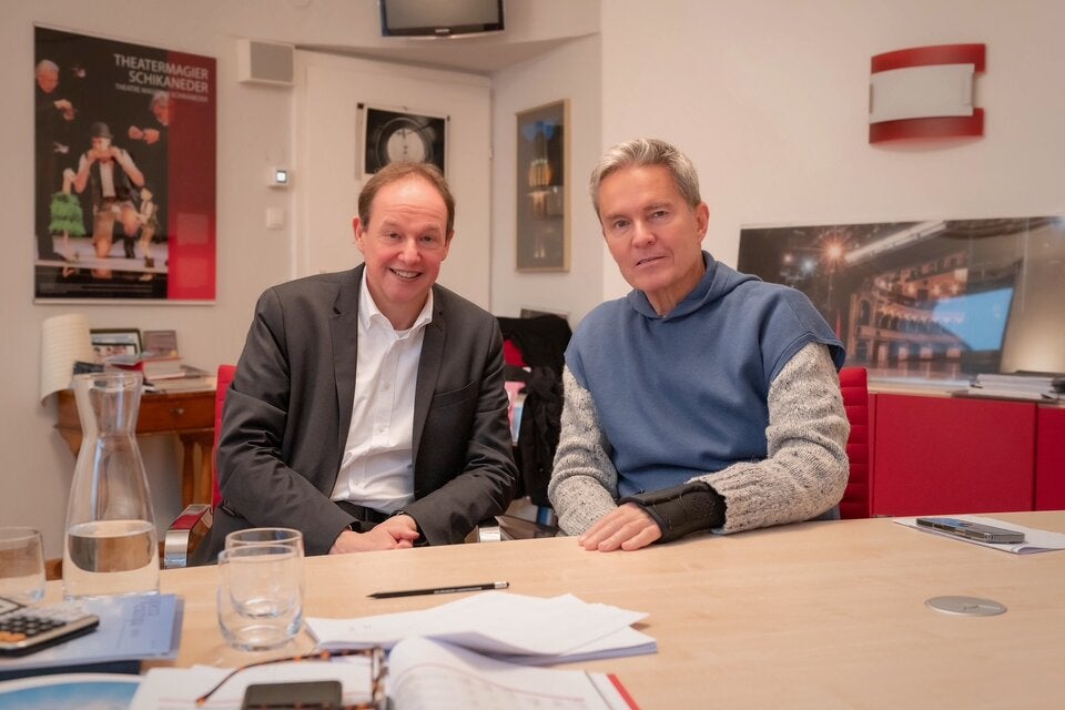 Carl Philip von Maldghern und Alfons Haider mit Schiene