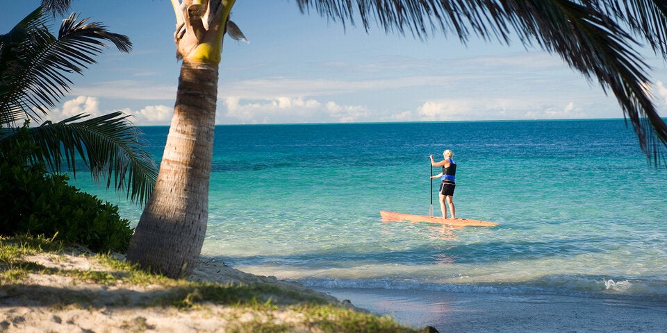 Stand-up-Paddling auf der Fidschi-Insel. 