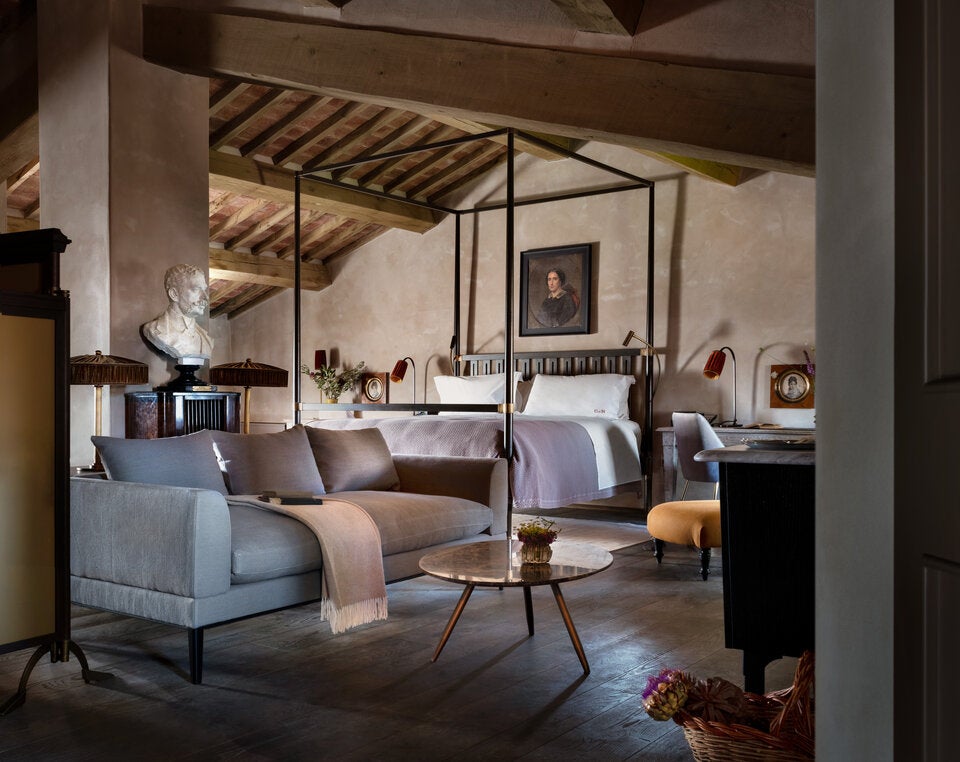 Die Castello Suite. Hier trifft historische Substanz auf maßgefertigtes Design – jede Suite ein eigenständiges Kapitel im Schloss.