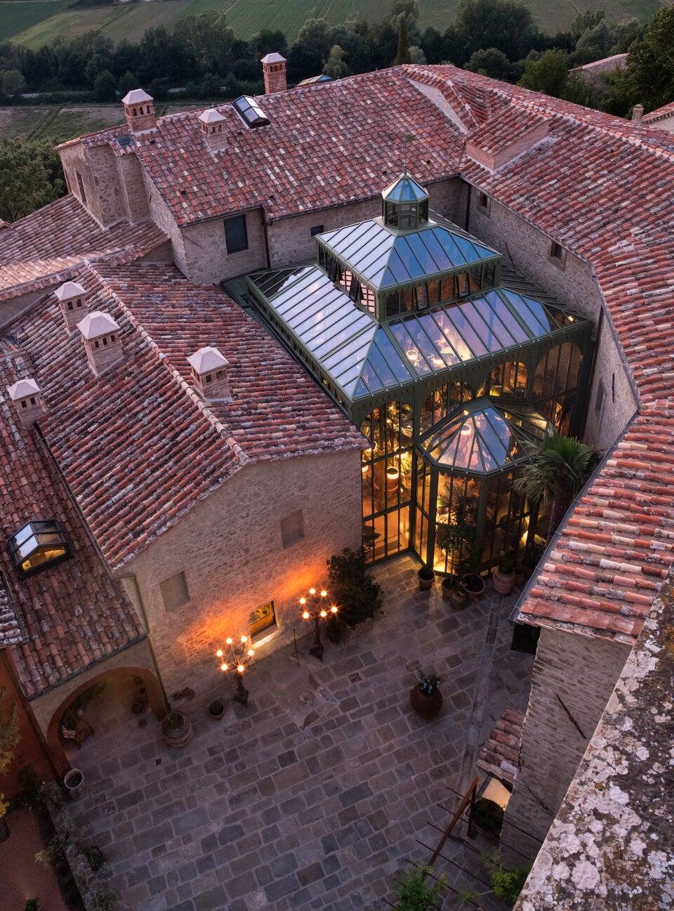 Licht, Glas und Geschichte: Der Palm Court als architektonisches Herzstück zwischen Orangerie und Salon.