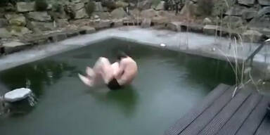 Autsch: Arschbome "in" zugefrohrenen Pool