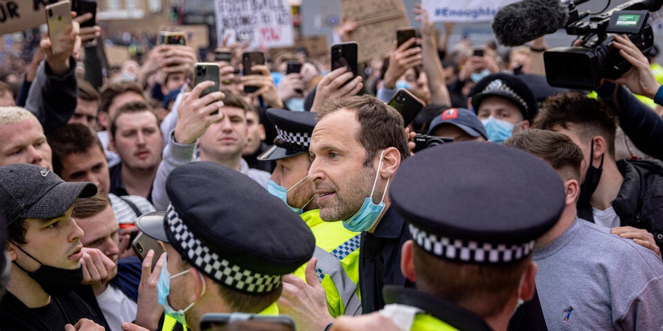 Ex-Chelsea-Profi Petr Cech versuchte die tobende Fan-Meute zu beruhigen.