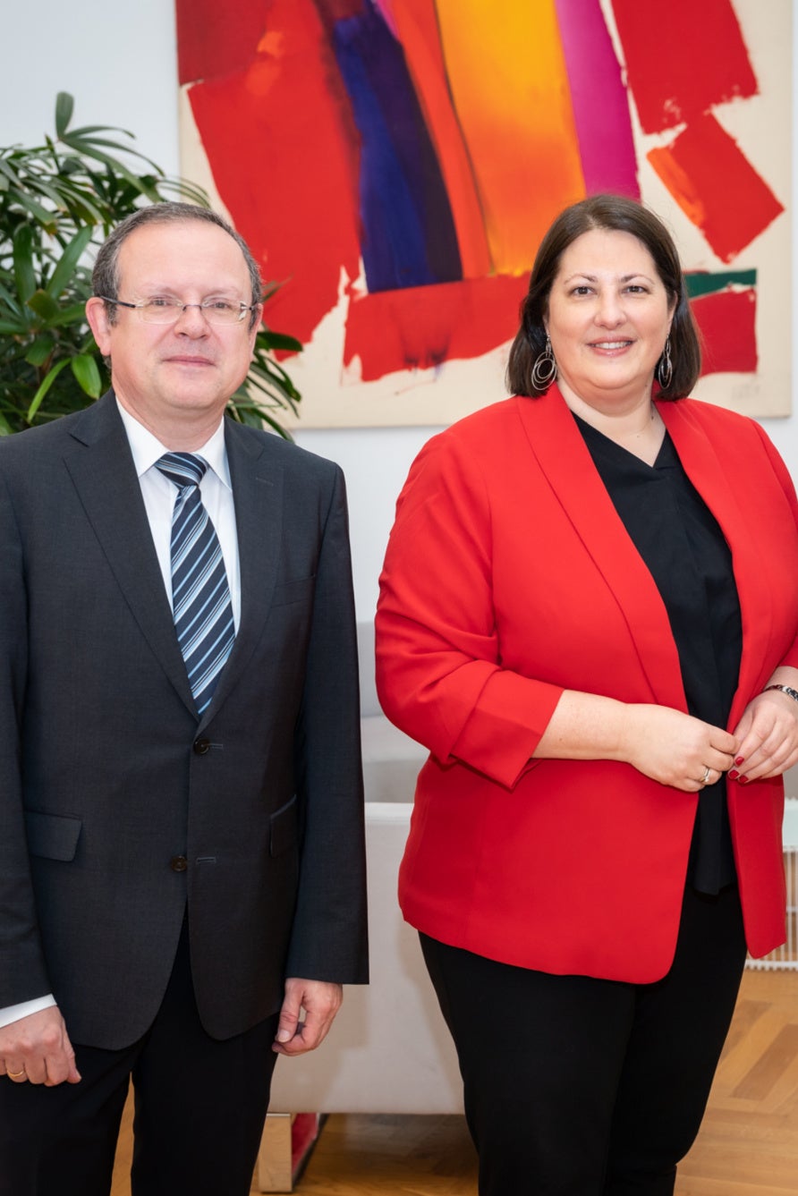 Kontrollieren Vermietungen: VBgm. Kathrin Gaál mit Gerhard Cech, Leiter der MA 37 - Baupolizei.