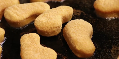 Chicken Nuggets beim Frittieren