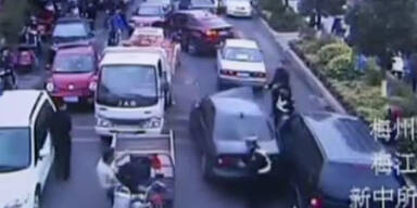 Fl&uuml;chtender Autodieb rammt 13 Autos