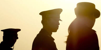 Chinese schleudert Baby auf Boden