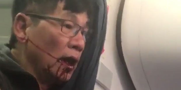 Mann aus Flugzeug gezerrt: Das steckt wirklich dahinter