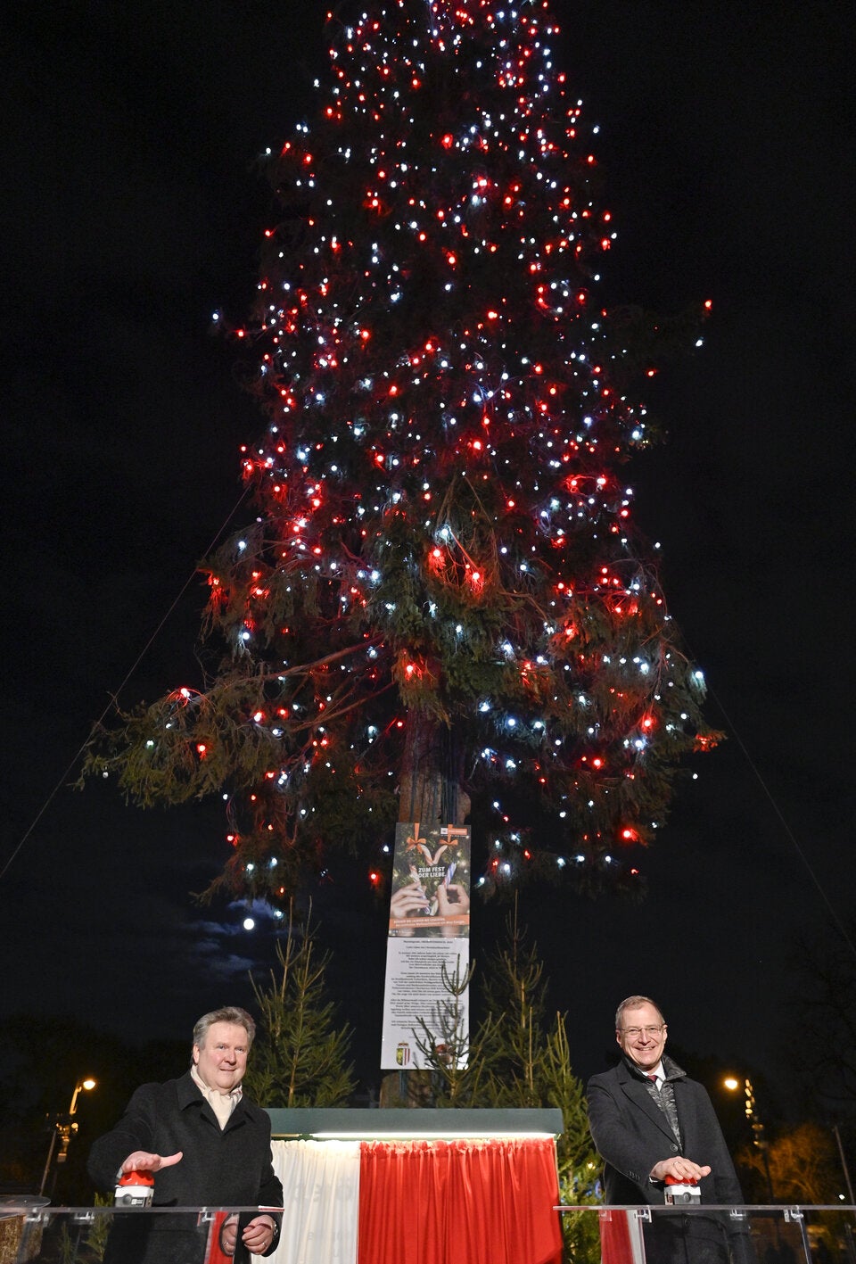 Jetzt leuchtet auch der Christbaum am Wiener Rathausplatz