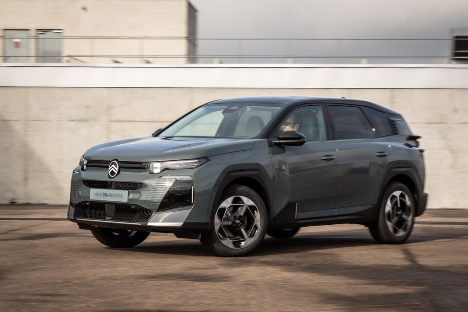 LxBxH: 4.652 x 1.8936 x 1.688 mm, 2.784 mm Radstand. 