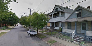 Nackt auf Tochter: Mutter sticht auf Freund ein