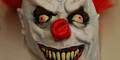 Dackel beißt Horror-Clown ins Bein