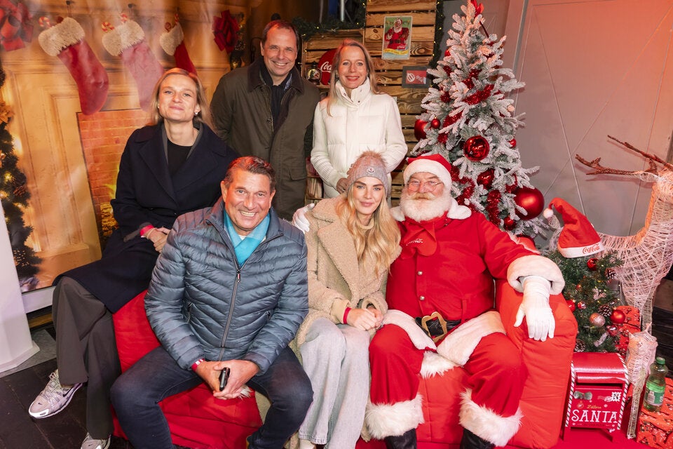 hintere Reihe v.l.n.r: Carina Wenniger, Philipp Bodzenta und Petra Burger (Coca-Cola Österreich), vordere Reihe v.l.n.r: Fifi Pissecker, Ivona Dadic, Coca-Cola Weihnachtsmann 